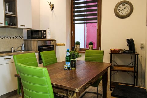 Kitchen or kitchenette, Seating area, Dining area, minibar, pet friendly, stove