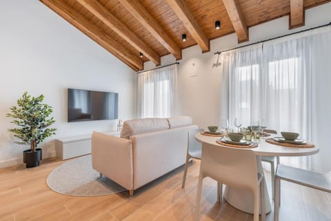 TV and multimedia, Living room, Seating area, Dining area