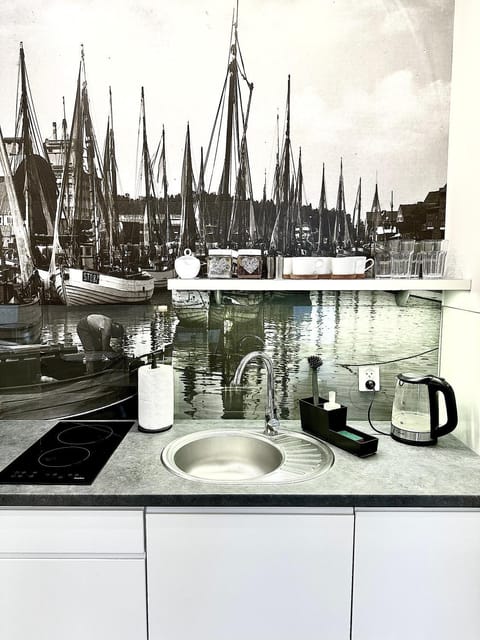 Restaurant/places to eat, Natural landscape, Coffee/tea facilities, Kitchen or kitchenette, Dining area, Beach, Pets, River view, Sea view, dishwasher