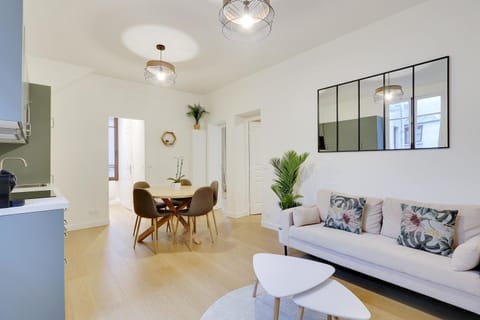 TV and multimedia, Kitchen or kitchenette, Living room, Seating area, Dining area