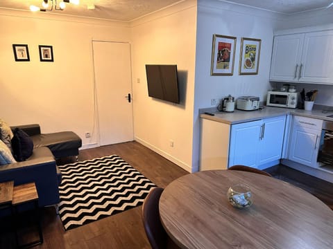 TV and multimedia, Coffee/tea facilities, Kitchen or kitchenette, Living room, Seating area, Dining area, oven, pet friendly