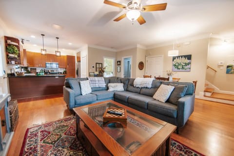 Cozy Cottage - Walk to Campus, Stadium, Downtown House in Athens