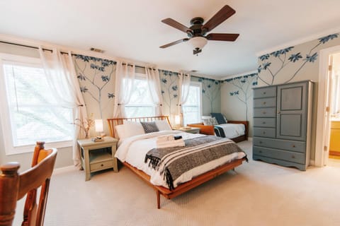 Cozy Cottage - Walk to Campus, Stadium, Downtown House in Athens