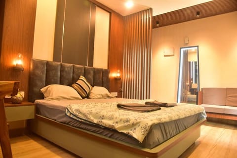 Bed, Photo of the whole room, Seating area, Bedroom, towels