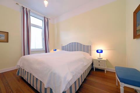 Bed, TV and multimedia, Bedroom