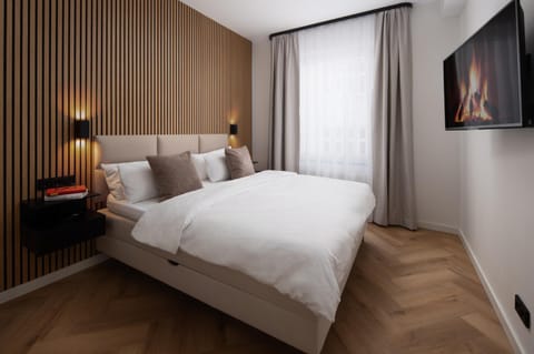 Bed, TV and multimedia, Bedroom