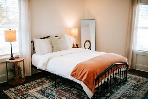 Bright Artist's Cottage-Mins to Downtown, Campus House in Athens