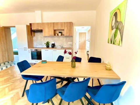 Kitchen or kitchenette, Living room, Seating area, Dining area, minibar, pet friendly, stove