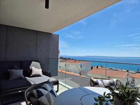 Natural landscape, Balcony/Terrace, Seating area, Sea view