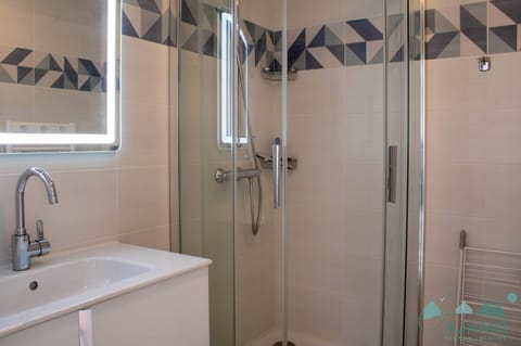 505 - A ERQUY, située en bordure de la plage du centre, à 800m des commerces Apartment in Brittany