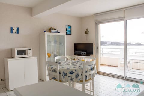 505 - A ERQUY, située en bordure de la plage du centre, à 800m des commerces Apartment in Brittany