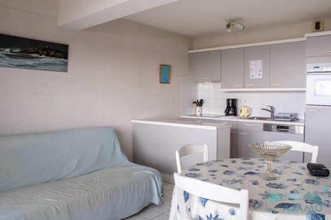 505 - A ERQUY, située en bordure de la plage du centre, à 800m des commerces Apartment in Brittany