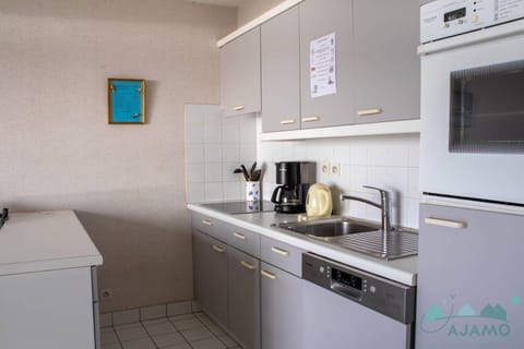 505 - A ERQUY, située en bordure de la plage du centre, à 800m des commerces Apartment in Brittany