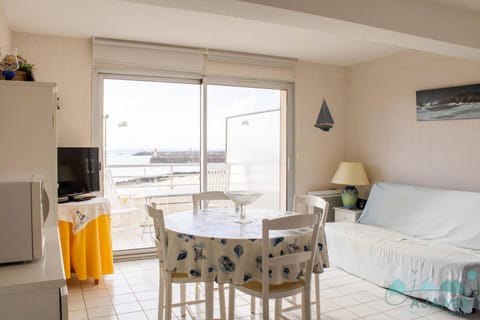 505 - A ERQUY, située en bordure de la plage du centre, à 800m des commerces Apartment in Brittany