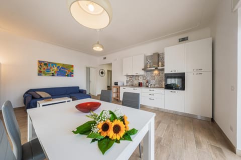Kitchen or kitchenette, Living room, Seating area, Dining area, minibar, pet friendly, stove