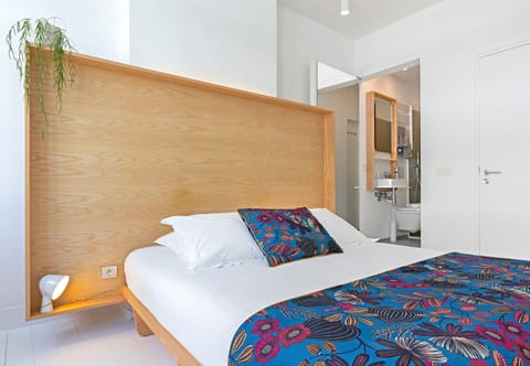 Bed, Photo of the whole room, Decorative detail, Bedroom, wardrobe