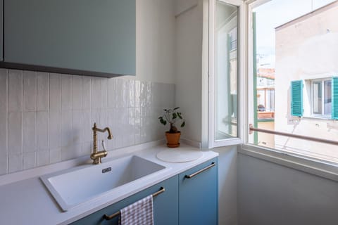 Coffee/tea facilities, Kitchen or kitchenette, dishwasher, microwave, stove, toaster, washing machine, kitchen