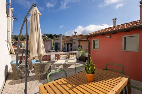 View (from property/room), Balcony/Terrace, Seating area, Dining area, Sea view, sunbed