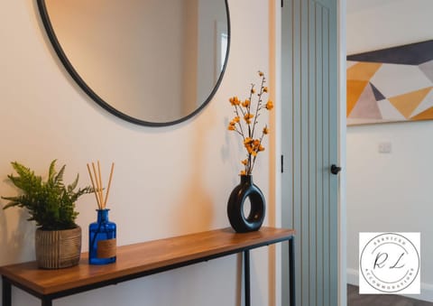 Bright & Modern 2-Bed Glenfield Hospital Apartment - Sleeps 6 Apartment in Leicester