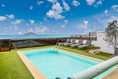 Swimming pool, sunbed