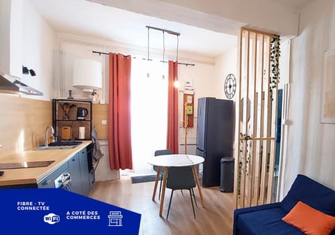 Kitchen or kitchenette, Dining area, minibar, pet friendly