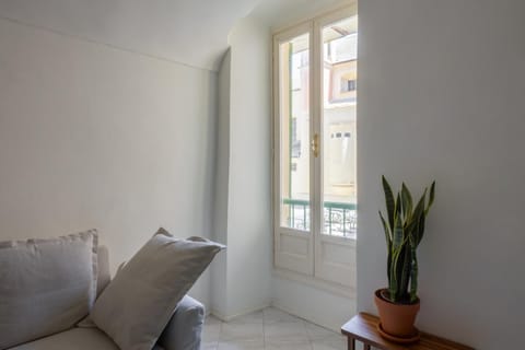 TV and multimedia, Living room, Seating area, internet, air conditioner