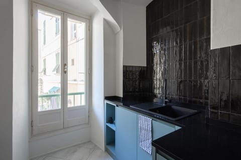 Coffee/tea facilities, Kitchen or kitchenette, dishwasher, microwave, stove, toaster, washing machine, kitchen