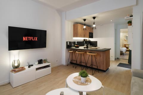 TV and multimedia, Kitchen or kitchenette, Living room, Dining area, stove
