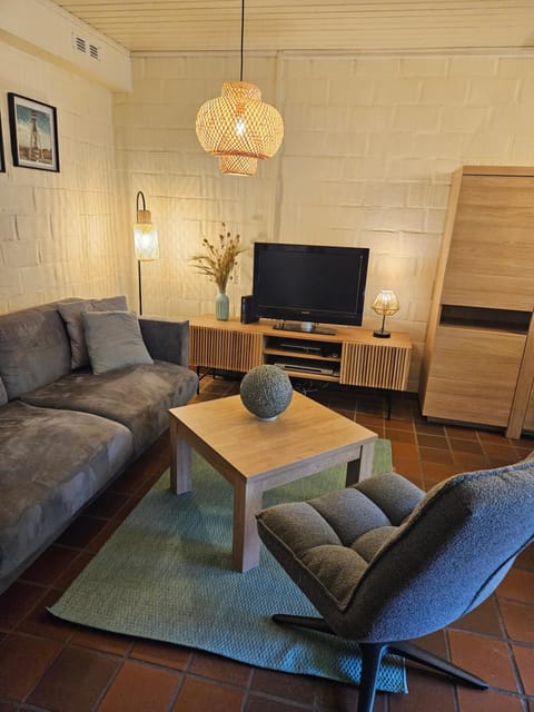 Communal lounge/ TV room, TV and multimedia, Living room, Seating area, Evening entertainment