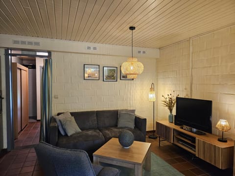 Communal lounge/ TV room, TV and multimedia, Living room, Seating area