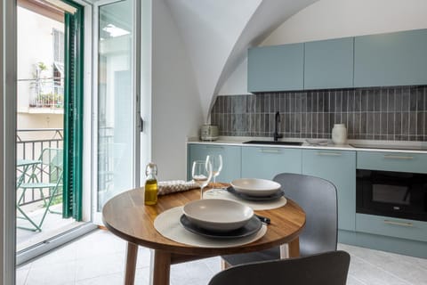 Balcony/Terrace, Living room, Seating area, Dining area, internet, kitchen, air conditioner