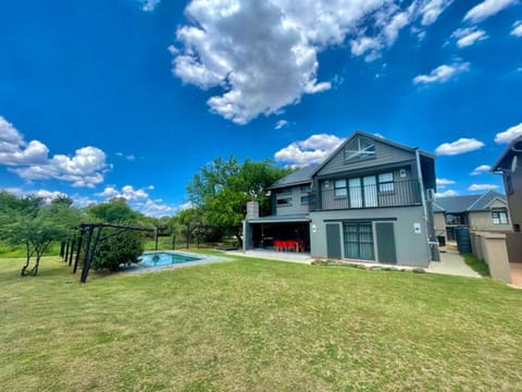 Property building, Natural landscape, Swimming pool, Swimming pool