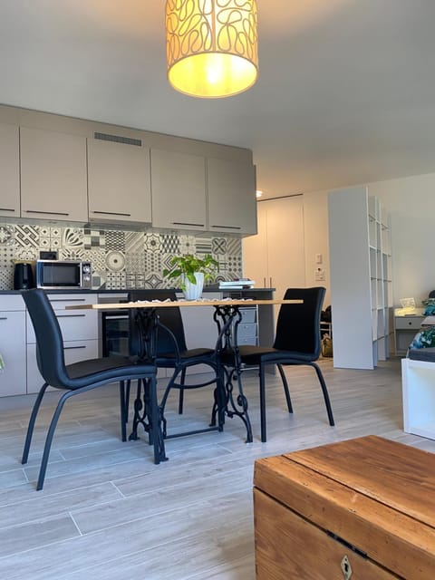 Dining area, minibar, pet friendly, stove