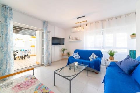 Communal lounge/ TV room, Living room, Dining area, air conditioner