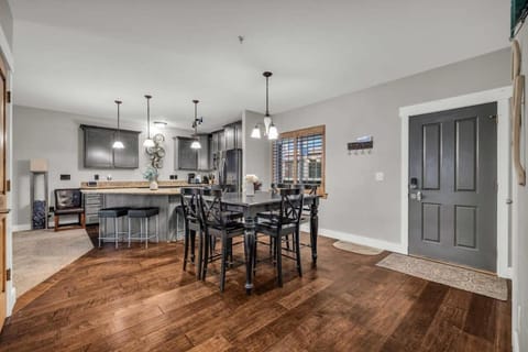 3BD Olympic Park Condo on FREE Shuttle Line House in Summit Park