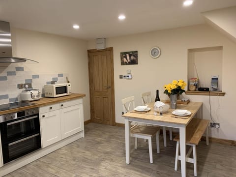 Property building, Coffee/tea facilities, Kitchen or kitchenette, Dining area, oven, stove, toaster