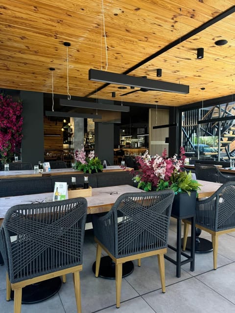 Restaurant/places to eat, Day, Seating area