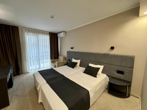 Bed, Photo of the whole room, Seating area, air conditioner