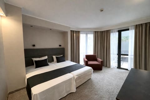 Bed, Photo of the whole room, Seating area