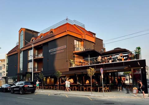 Property building, Restaurant/places to eat, Day, Neighbourhood, Street view, Location, Parking