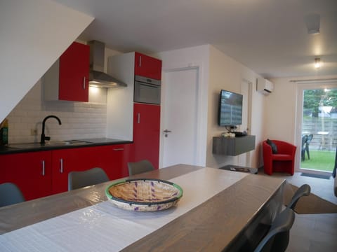 Property building, TV and multimedia, Kitchen or kitchenette, Dining area, stove