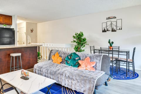 Lake Oswego Condo with Balcony, 3 Mi to the Water! Apartment in Lake Oswego