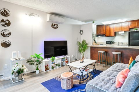 Lake Oswego Condo with Balcony, 3 Mi to the Water! Apartment in Lake Oswego