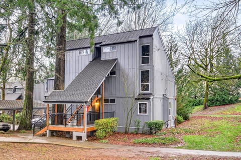 Lake Oswego Condo with Balcony, 3 Mi to the Water! Apartment in Lake Oswego