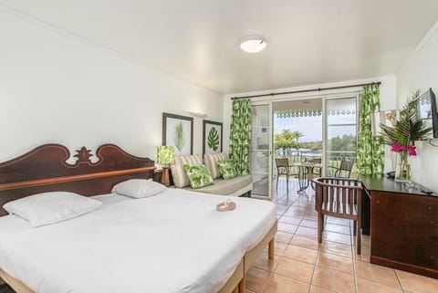 Bed, Bedroom, kitchen