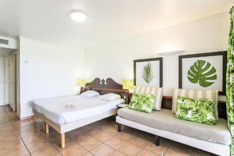 Bed, Living room