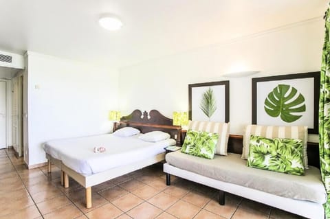 Bed, Living room