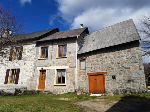 Gîte de France à Alleyrat 3 épis - Gîte de France 4 personnes MAE-9324 Apartment in Auvergne-Rhône-Alpes