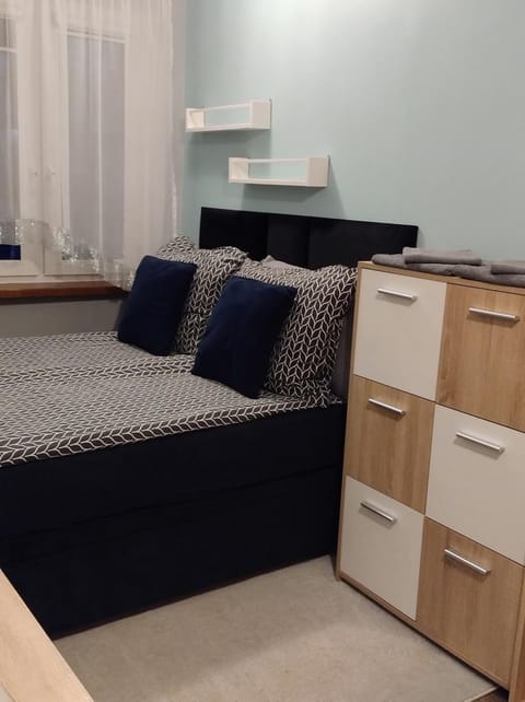 Bed, Seating area, Bedroom