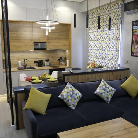Kitchen or kitchenette, Living room, Seating area, Dining area, minibar, pet friendly, stove